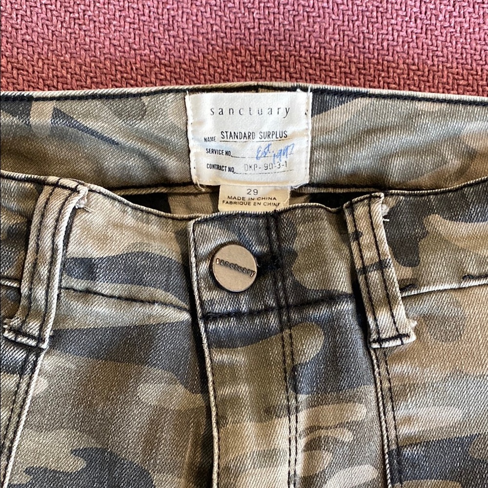 Sanctuary women’s camo jeans. Zipper ankles. Size 29